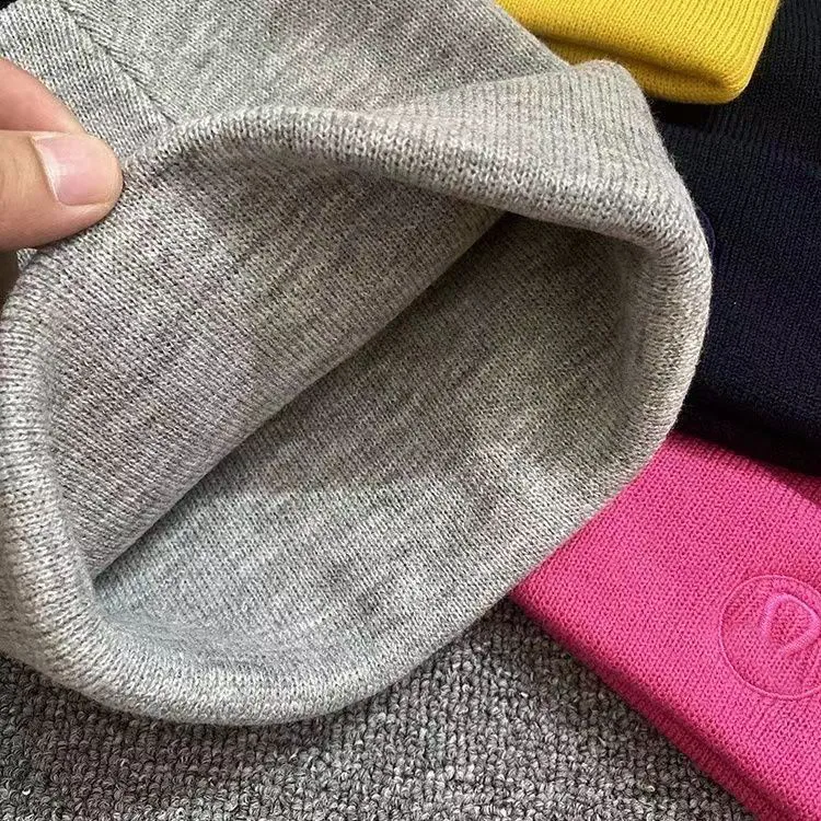 Bonnet de luxe pour femmes et hommes Chapeau multicolore Automne et hiver Chapeau imprimé avec des lettres de mode classiques Chaud et à la mode