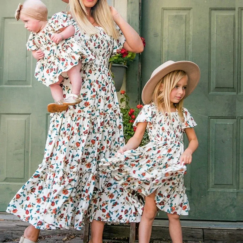 Trajes a juego para la familia Estilo bohemio Vestido floral para madre e hija Ropa a juego para la familia Cuello cuadrado Manga corta Vestidos largos largos Vestidos ajustados y ajustados 231101