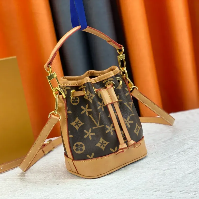 NANO NOE Bucket Bag in Genuine Leather Saddle Brown