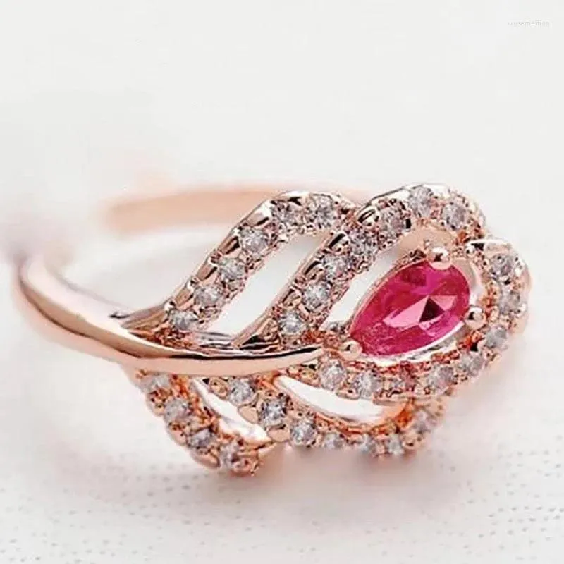 結婚指輪Huitan Rose Gold Leaf Pear Red Cubic Zirconia Luxury Lady Ring for Anniversary Party Gift Chic Women Jewelry