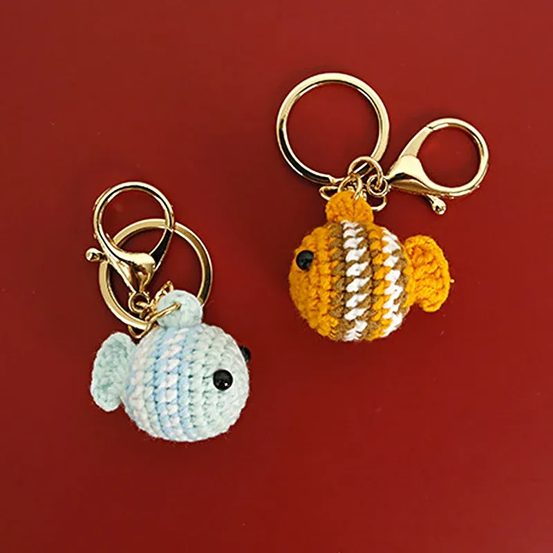 Handgjorda virkade fiskhängen Keychains Creative Sticked Weaved Small Fish Keychain Car Keys Tillbehör Partihandel Keyring