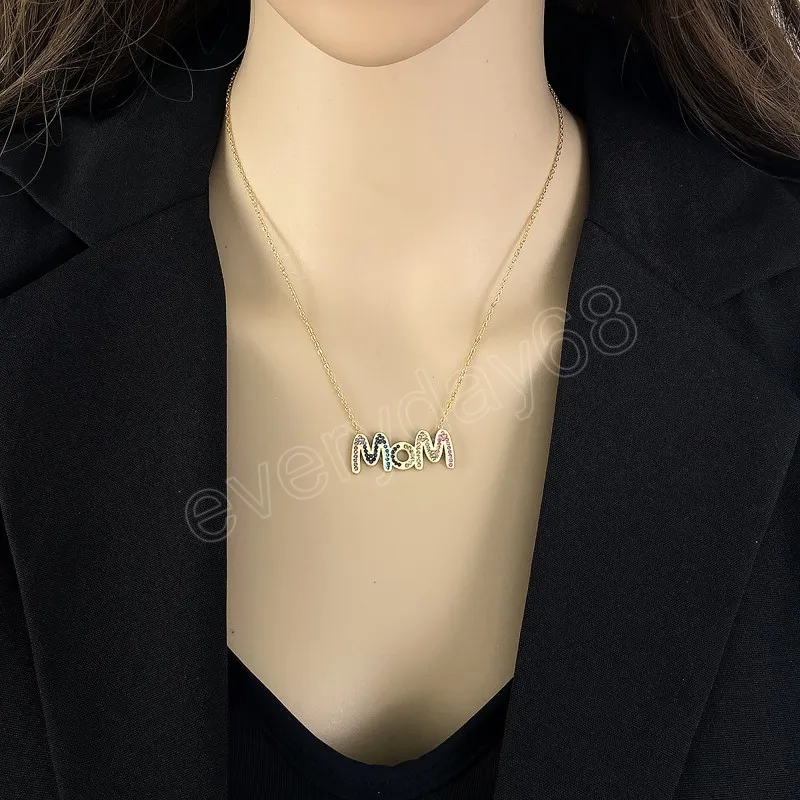 Europeiska och amerikanska kreativa zirkon mamma bokstav halsband personlig färg zirkon smycken kvinnor festtillbehör gåva