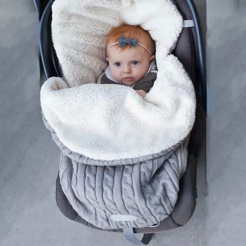 Slaapzakken born Babyslaapzakken Winter Wandelwagendeken Voetenzak Dik Zacht Warm Gebreid Gehaakt Wol Inbakerdoek Baby Slaapzak 231101