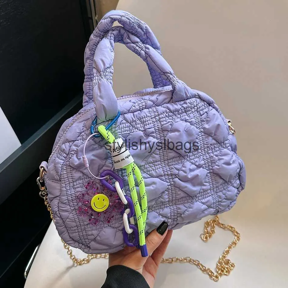 Axelväskor olika färger nylon plus coon soulder crossover väska lämplig för kvinnor quiltade platt botten handväska fashionabla kvinnors bagstylishyslbags