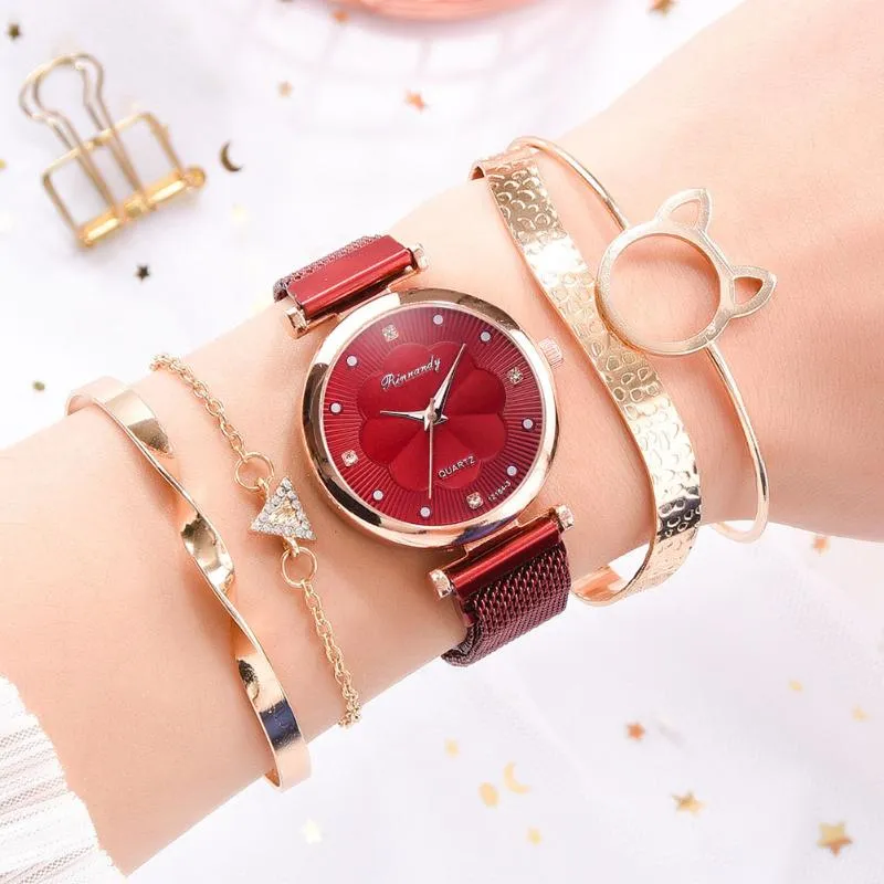 Polshorloges kijken Elegant Design Dames Rhinestone Casual Small Pointer Dial Magnetic Sluiting Ally Riem MlwristWatches