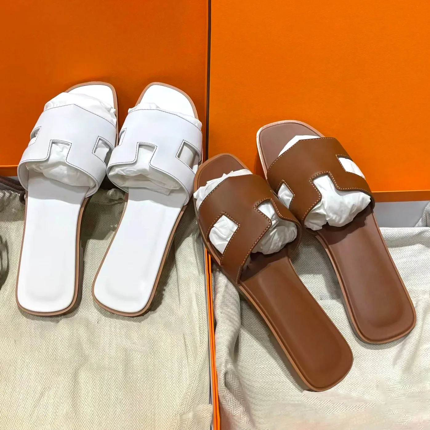 2024 Nya 41 färger tofflor Sandal Mule Black White Flat Heel toppkvalitet äkta läder Summer Slide Slipper Classic Designer Womans Mens Sliders Sandale With Box