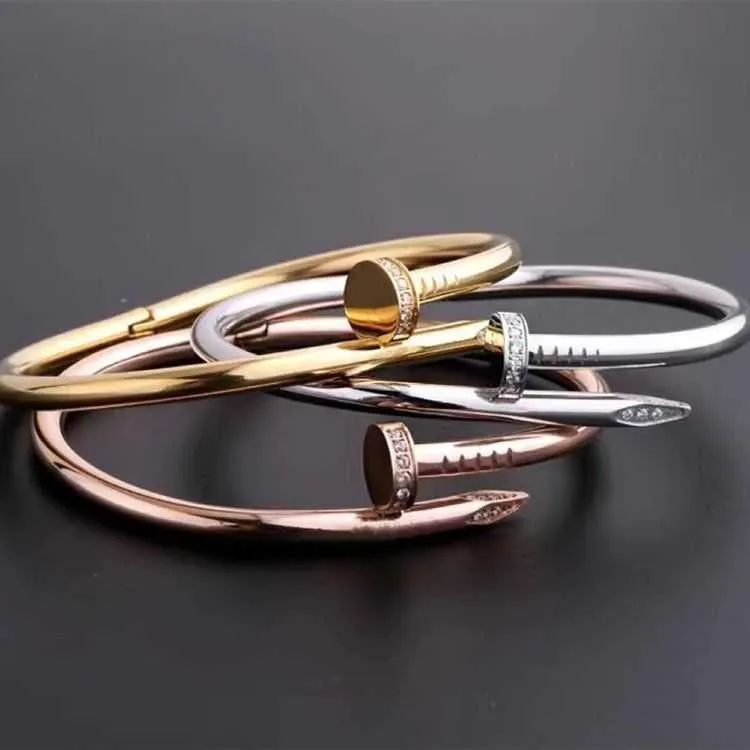 Bracciale esplosivo 2023 Bracciale con fibbia a molla con zircone personalizzato Bracciale esagerato in ottone placcato oro Apertura con diamanti pieni Stili per uomo e donna