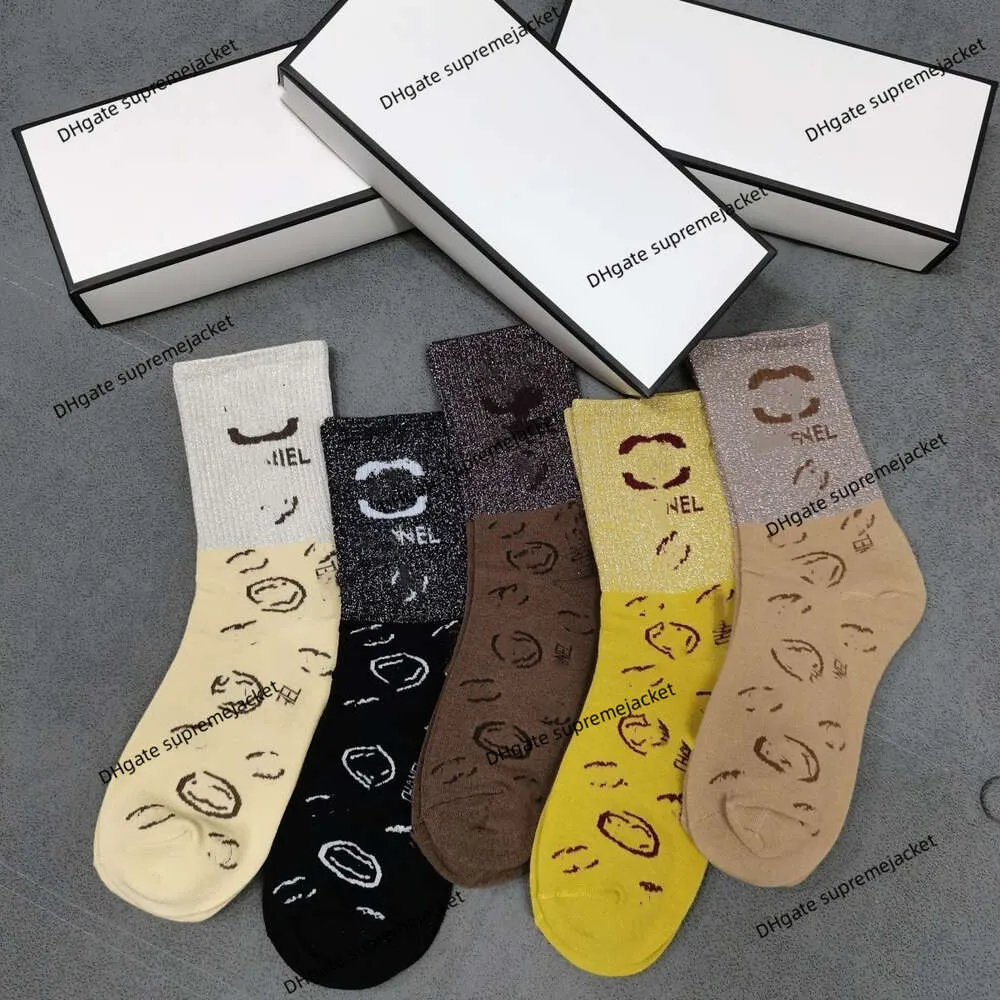 Trendige Socken für Herbst und Winter, neu, lang, goldfarben, Seide, Buchstabe, High-End-Mode, Geschenkbox, vielseitig, mittellang, für Damen