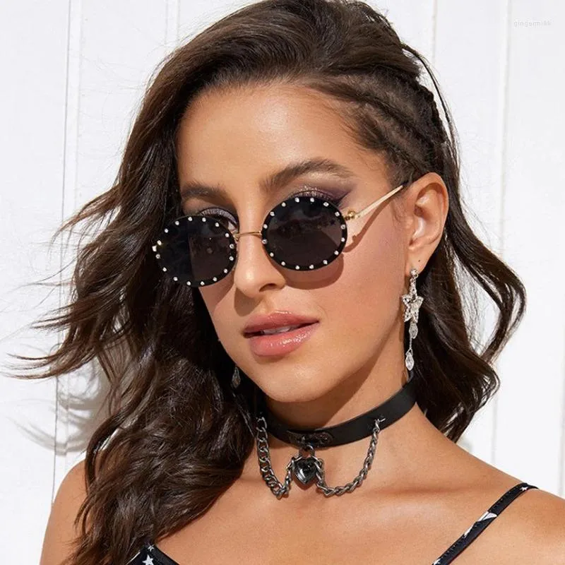 Gafas de sol 2023 Vintage Metal Oval Women Fashion Designer Luxury Diamond Sun Gastas Femenina Punk Shades Oculos Feminino