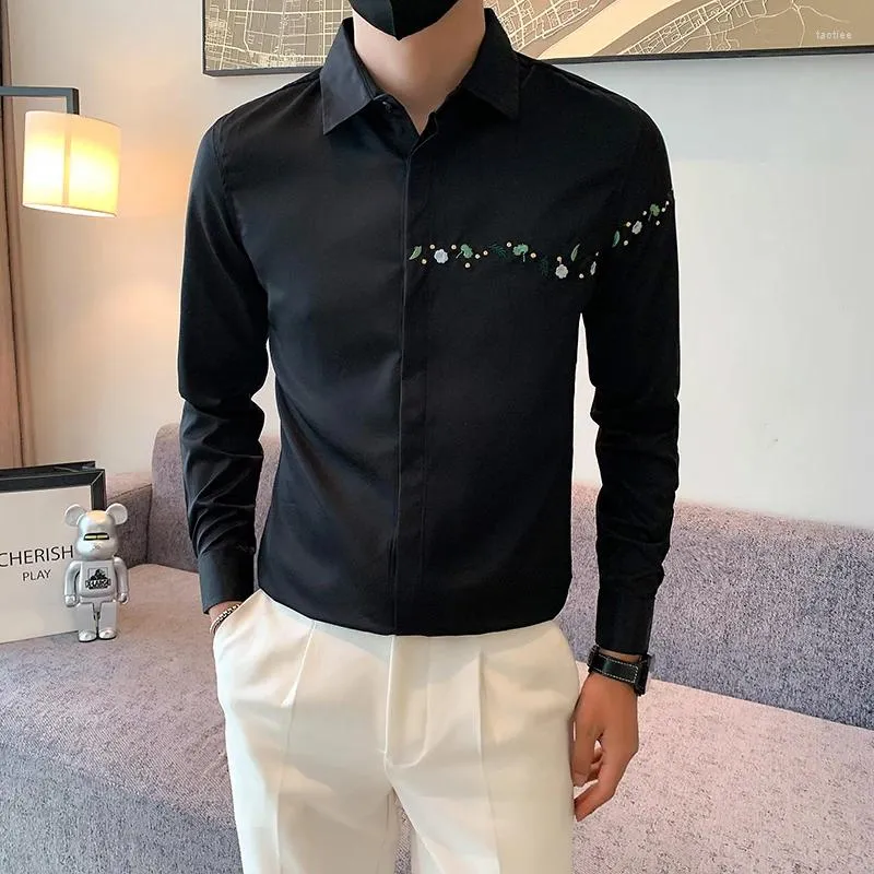Chemises décontractées pour hommes 2023 Style coréen Chemise à manches longues Hommes Petite fleur broderie Blanc Noir Beau Slim Fit Blouse Mâle
