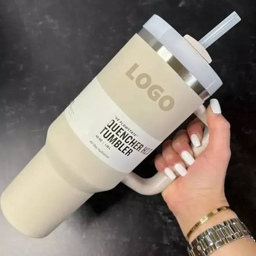 Dune avec logo Quencher H2.0 Gobelets en acier inoxydable de 40 oz avec poignée en silicone Couvercle et paille Les tasses de voiture de 2e génération continuent de boire des bouteilles d'eau froide