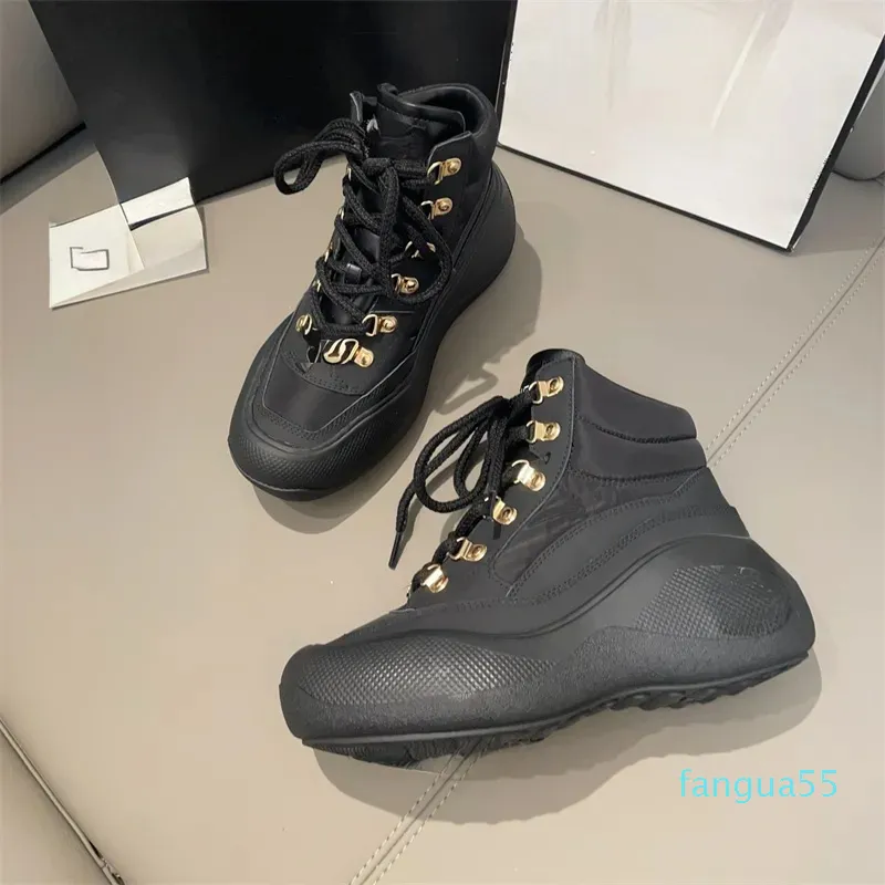 2023 Designer impermeável botas quentes tênis ao ar livre cor sólida resistente ao desgaste botas de sola grossa com amarração redonda estilo britânico resistente ao desgaste casual alto top