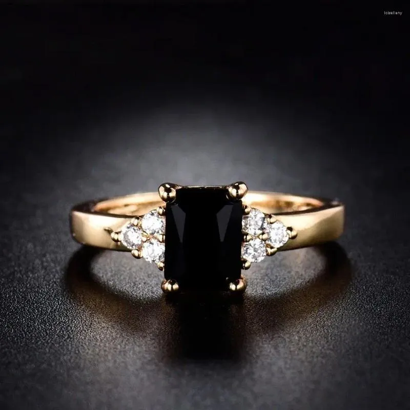 Pierścienie klastra Sprzedawane pozłacane imitujące cyrkon Pierścień Wedding Princess Square Black Diamond Red