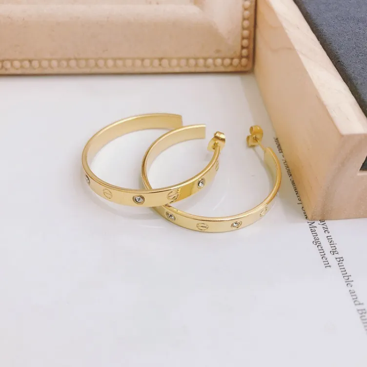 Los amantes del perno prisionero del diseño popular aman los pendientes del regalo de la marca chapados en oro de la joyería del oído del círculo de la moda del diamante