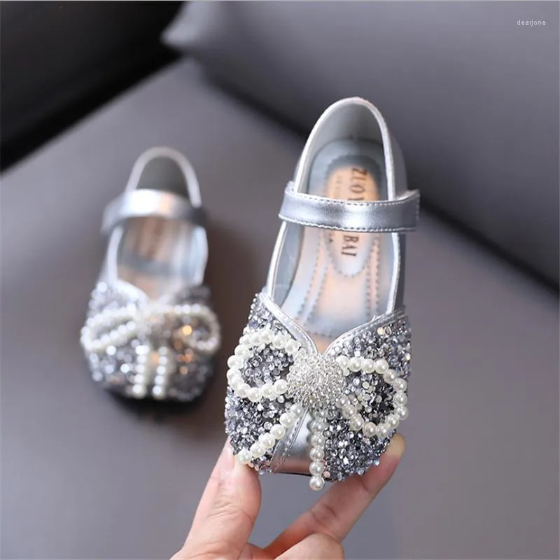 Atletische schoenen 2023 Spring Children's Girls Single Pearl Rhinestone Bow Princess Super Beautiful Fashionable Baby