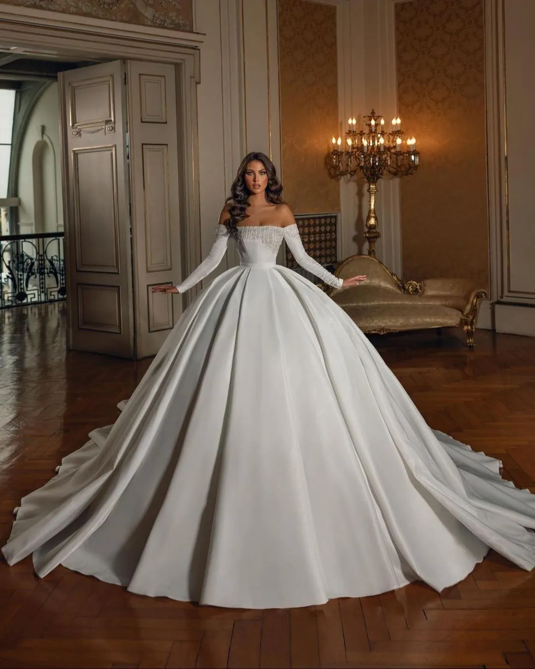 Abiti da sposa di lusso senza spalline con abiti da ballo Maniche lunghe Perline Abiti da sposa con strascico lungo in cristallo bling Principessa Regina Abito da sposa