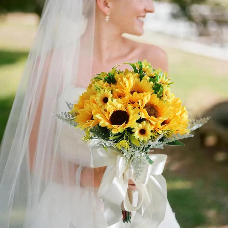 Fleurs décoratives Bouquet de tournesol artificiel demoiselle d'honneur attachée à la main tenant un cadeau maison décoration de fête de vacances Bouquets de mariée