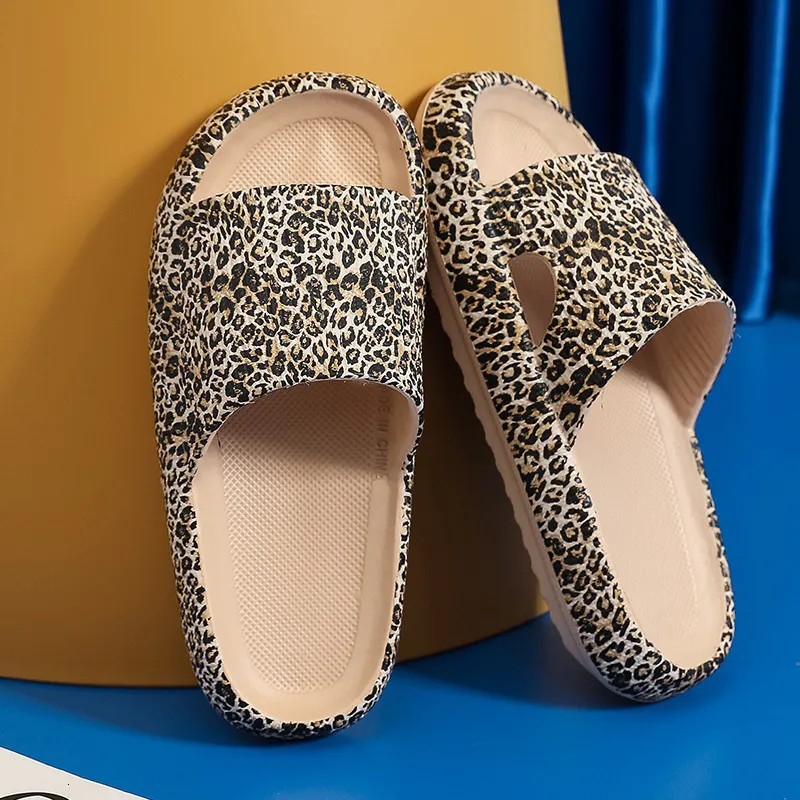 Pantoufles d'été épaisses femmes Sole Leopard Print Indoor Plateforme extérieure Chaussures de plate-forme féminine Feme Male Slip de plage 2575