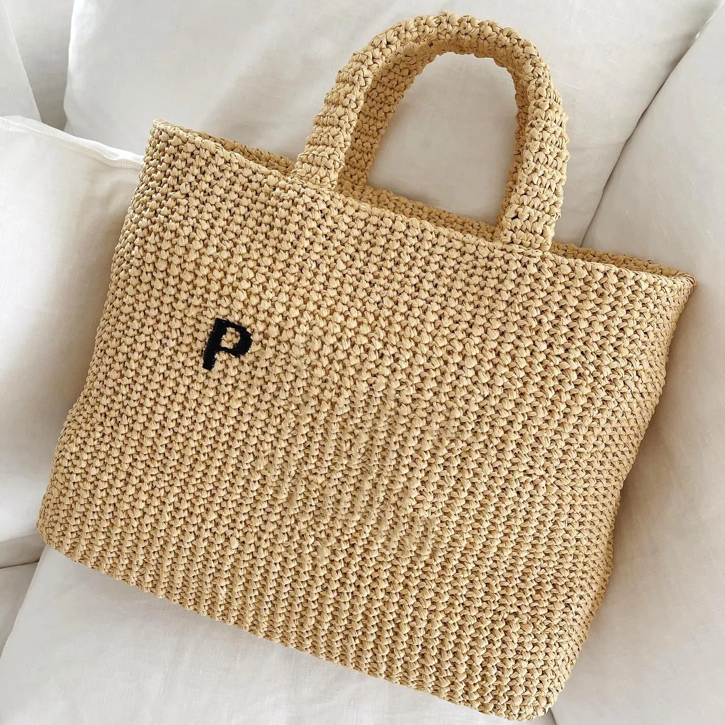 Triangle classique Paille Raphias Sac de plage de grande capacité Sac de luxe Weave Shopper Sac à main pour femmes Sacs de week-end Pochette pour hommes Bandoulière Designer Sac fourre-tout à la mode