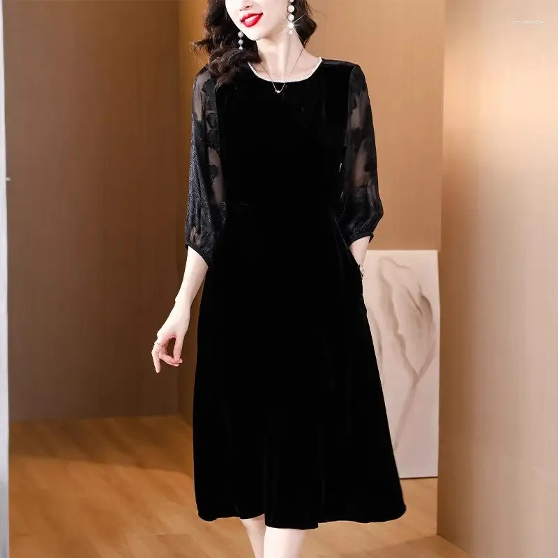 Casual Dresses Mom's Silk Velvet Dress 2023 Autumn Fashion Style Large Size Slim Hollow Black Lace Sleeve Spliced Elegant Long Z2996