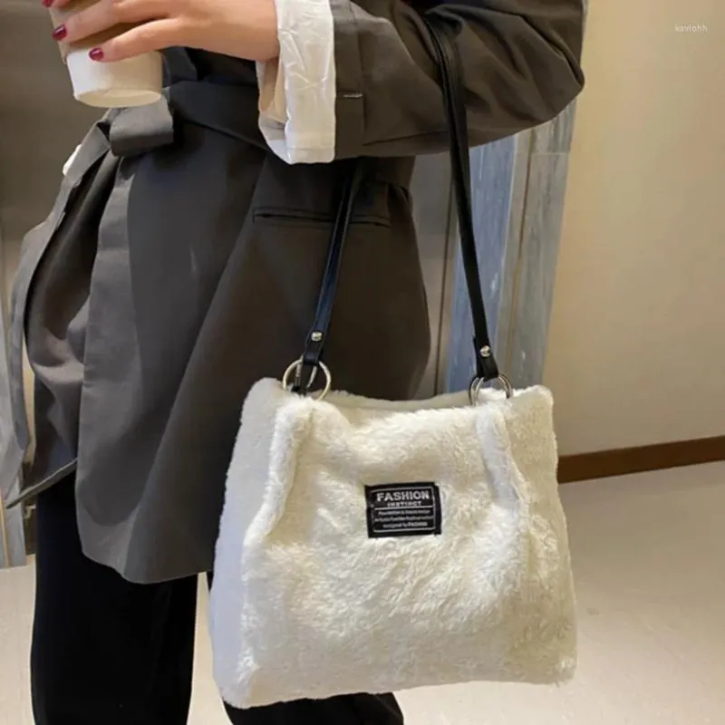 Borse da sera Borsa invernale in pelliccia con motivo zebrato/mucca Borsa da donna in morbida peluche Borsa in pelliccia sintetica Moda spalla da donna Soffice lusso sotto le ascelle