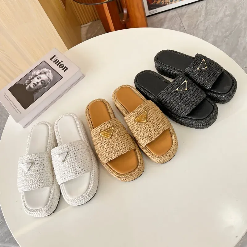 Triângulo Designer Chinelos Fivela Ráfia Palha Alpercatas Luxo Mulheres Sandálias De Fundo Grosso Slip Mules Slides Senhora Plataforma Cunhas Square Toe Flip Flops Tamanho 35-41