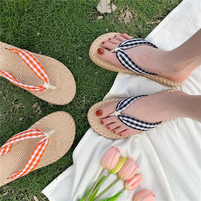 Les femmes de ganters de flops flip minces portent la mode en ligne célébrités en bord de mer les chaussures de vacances sandales et les pantoufles