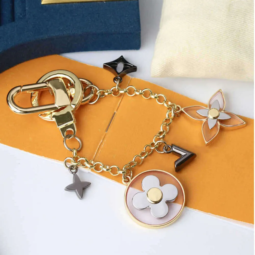 Keychains Lanyards Luxus Designer Kette Fashion Klassische Marke Schnalle Briefe Design handgefertigt Gold Mens Womens Bag Anhänger Blütenring Lange Ketten YT11