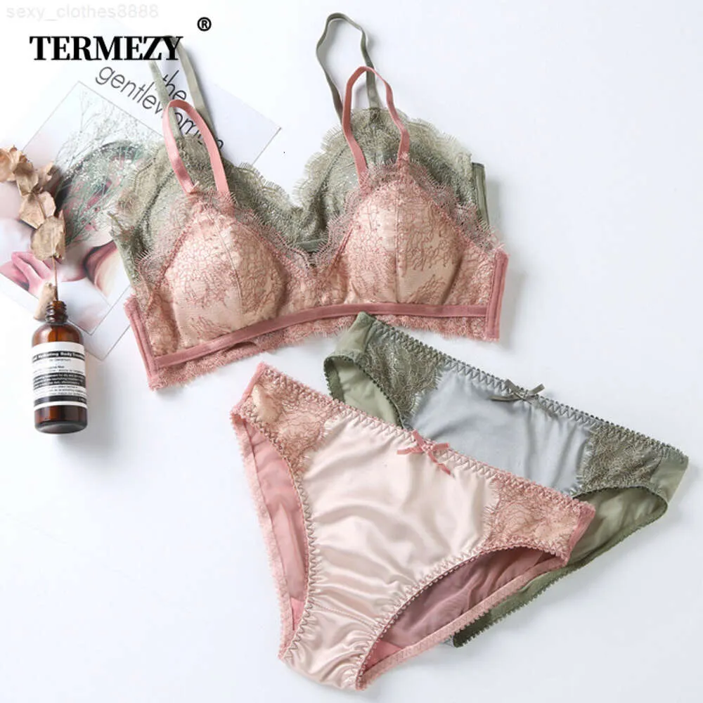 TERMEZY nuova biancheria intima delle donne Set filo libero mutandine di raso e reggiseno di pizzo sexy Set Hollow Lingerie reggiseno ciglia Bralette LJ201026