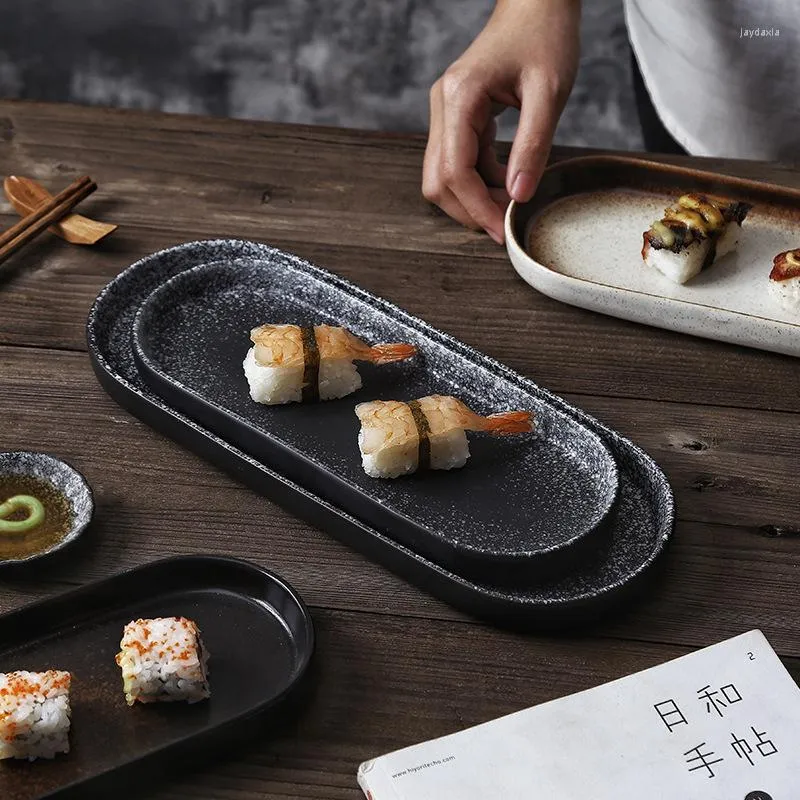 Servis sätter japanska sushiplattor rektangulära järn keramiska bordsartiklar kreativa hushållsrätter.