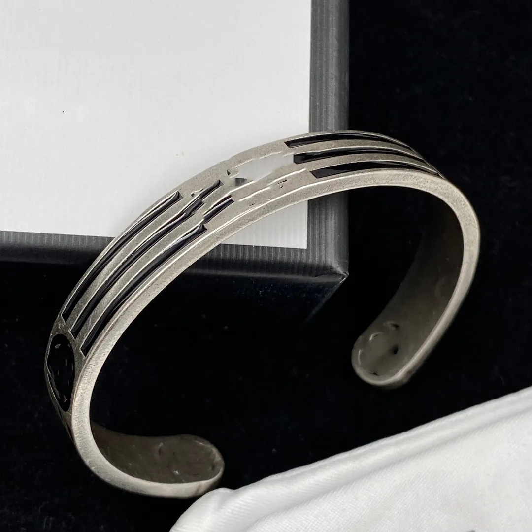 Bracciale di design Bracciale rigido Uomo Donna Regalo Acciaio inossidabile Classico Lettera Braccialetti Gioielli Donna Prodotti pregiati di alta qualità Bracciali A30