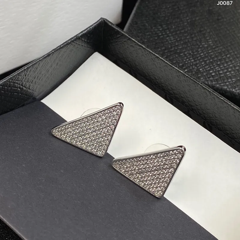 Orecchini a bottone di design di lusso le donne Orecchini a forma di nastro a triangolo grande con orecchini a forma di lettera P Orecchini con diamanti di marca Orecchini 2304031BFs