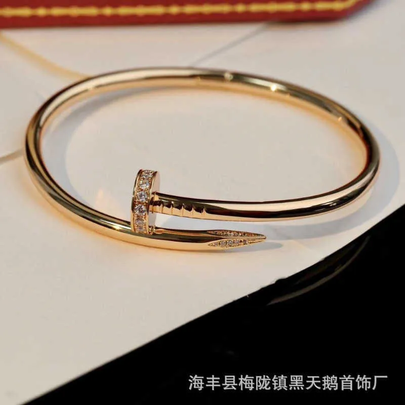 V Bracelet 2023 Card explosif Head and Tail Nail Drill Foret Champagne Gold CNC High Edition ne s'estompe pas 7519