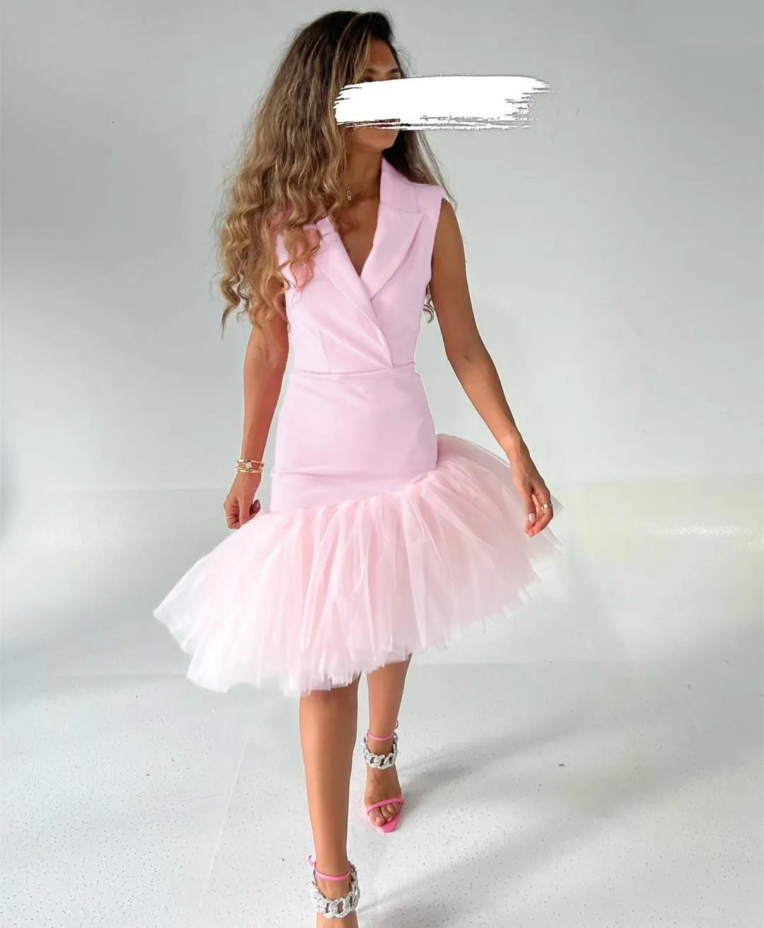 Elegante corto crepé rosa con cuello en V vestidos de noche una línea sin mangas de tul Robe De Soiree plisado té longitud vestidos de cóctel para mujeres
