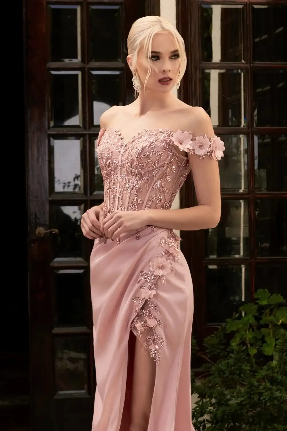green emerald velvet dress Miss Universe. Red passion main image 1