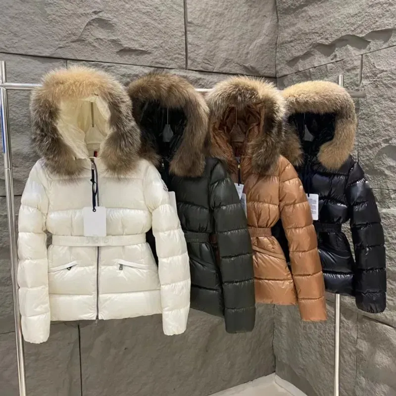 Inverno Donna Fw22 Piumino di design Cappotti di pelliccia Colletto in vero pelo di procione Caldo Parka di moda con cintura Cappotto da donna Capispalla Piumini