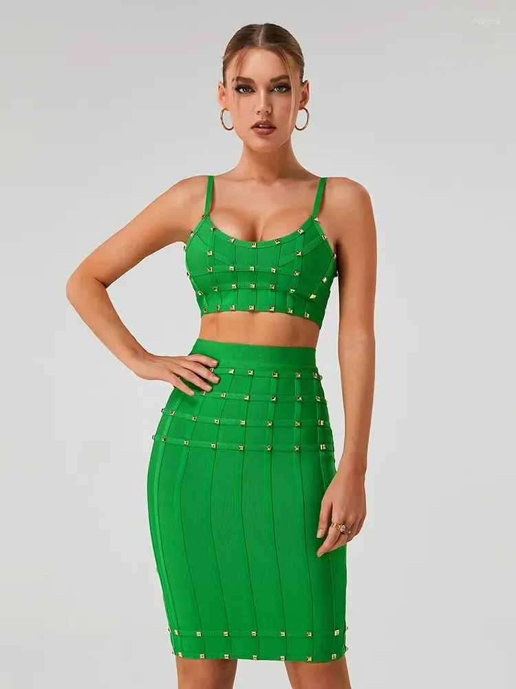Tvådelt klänning bevenccel 2023 sommarkvinnor blått gröna vita svarta 4-färgade nitade sexiga tätt bandage kort topp med kjol set