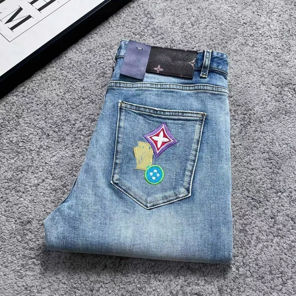 Jeans da uomo firmati Jeans con triangolo con alfabeto ricamato Pantaloni europei elasticizzati coreani da uomo slim-fit