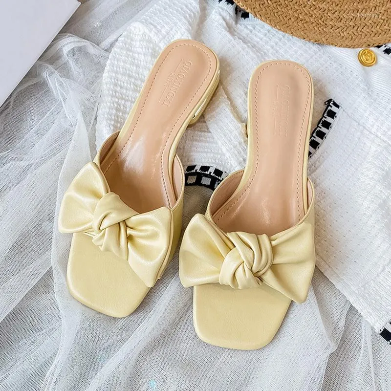 Slippers voor zomer 2023 Low-haked Women Fashion Brand Design Casual White Bowknot Sandals grote werven schoenen