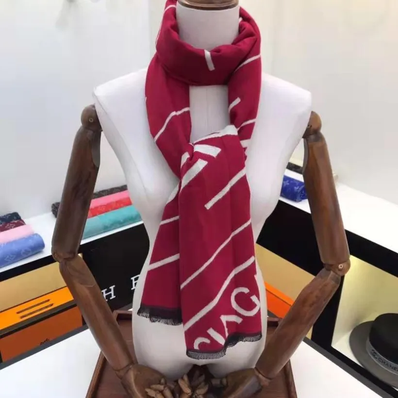 豪華な女性レッドスカーフ高品質ファブリックギフトパシュミナショール秋のファッションスタイル新しい温かいアクセサリークリスマスデザイナーブランドレターソリッドカラースカーフ