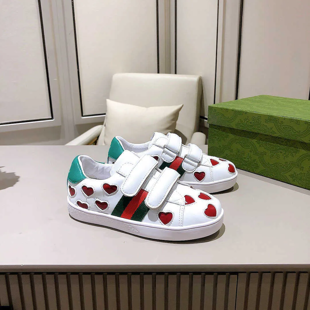 Designer babyschoenen Glanzend Rood Hart Decoratie kinder Sneakers Doos Verpakking Maat 26 35 Gesp Kind Casual Schoenen Oct25
