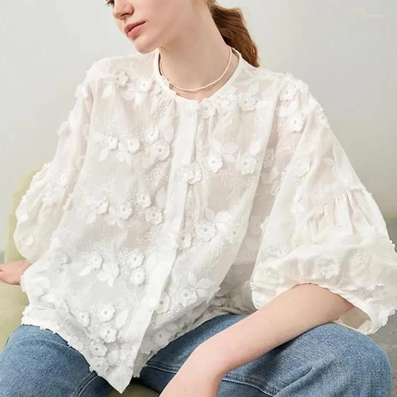 Kvinnors blusar White Flower Embroidery Elegant Shirt Women Lantern Sleeve Loose Tops 2023 Summer O Neck Casual Stylish Sweet Lace Blue