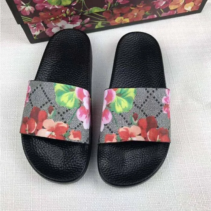 Erkekler Kadın Tasarımcı Sandalet Tasarımcı Ayakkabı Slayt Yaz Moda Geniş Düz Kaygan Sandalet Tarak Flip Flop01