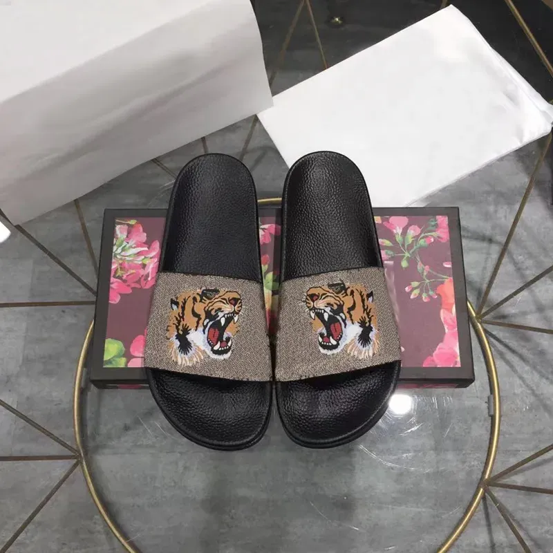 2023 Designer Men Women Slippers Rubber Slides Sandal Flat Blooms Strawberry Tiger Bees Green Red White Shoes Beach Outdoor Flower Flip Flops