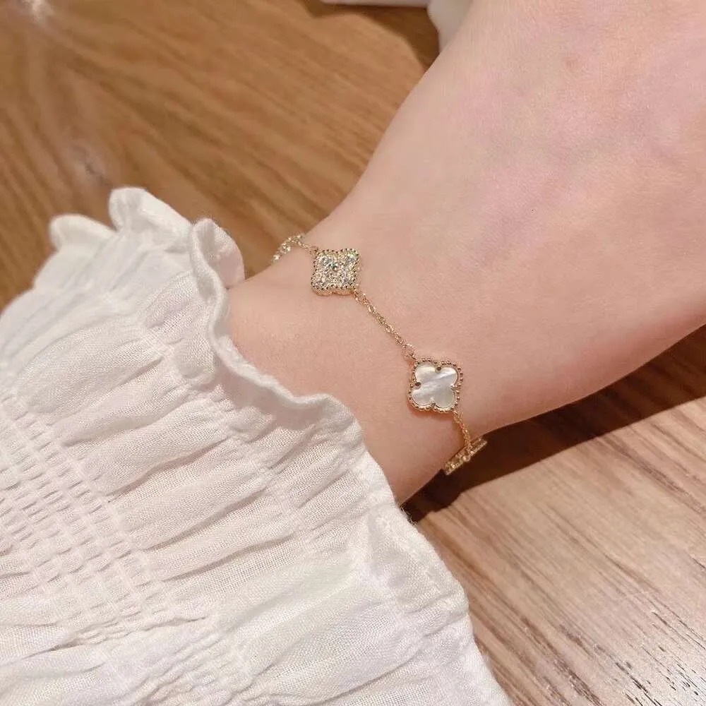 Bracelet coréen de professeur de conception Four Leaf Version du nouveau bracelet de coquille double double cadeau