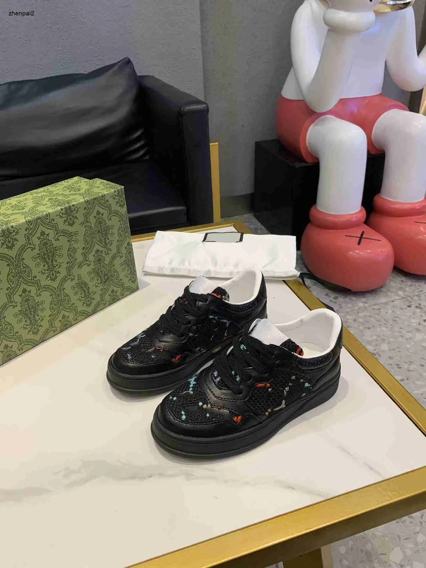 Luxury Baby Shoe Lace-Up Kids Sneakers Box Packaging Storlek 26-35 Färgglad broderad brev Grid Child Casual Shoes Nov05