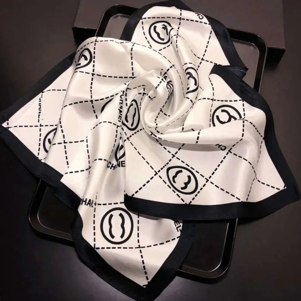 Women Designer Silk Scarf Fashion Brand Wrap Head Scarfs Square Silk Twill Pashmina Scarves Shawl Gift Enkel att matcha mjuk beröringsstorlek 70*70 cm