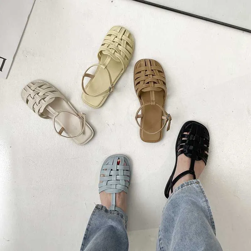 Breathable closed store toe sandals
