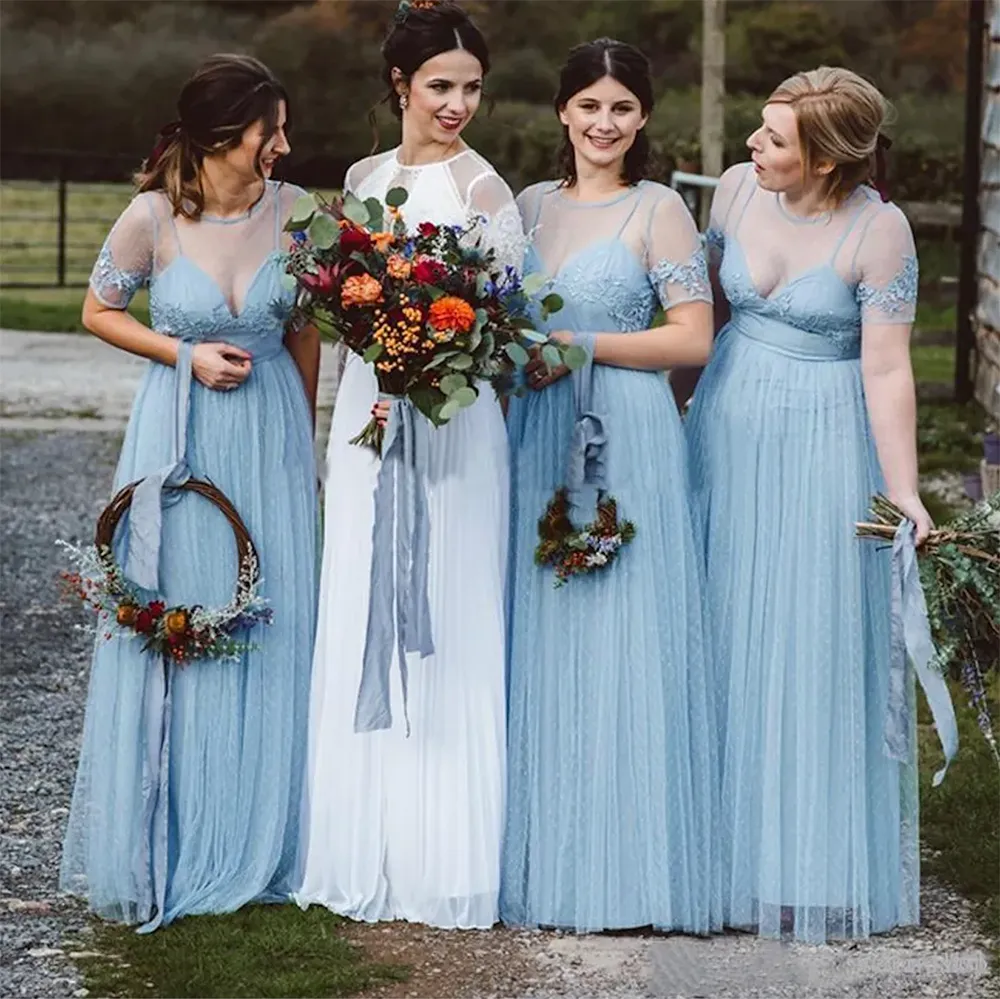 2023 Light Sky Blue Bridesmaid Dresses Sheer Neck Short Sleeve Floor Length Lace Applicques Country Wedding Guest Clows Maxi