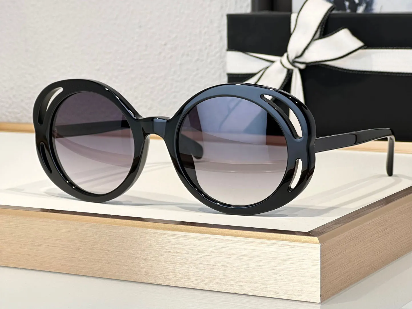 Mode populaire ontwerper 71572 zonnebril voor dames uitgehold bloemontwerp frame ronde vorm bril zomer elegante charmante stijl anti-ultraviolet met etui